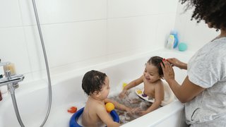 How often should you bathe your baby, from birth through early childhood? - Featured image