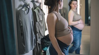 6 ways to embrace a more positive body image during and after pregnancy - Featured image